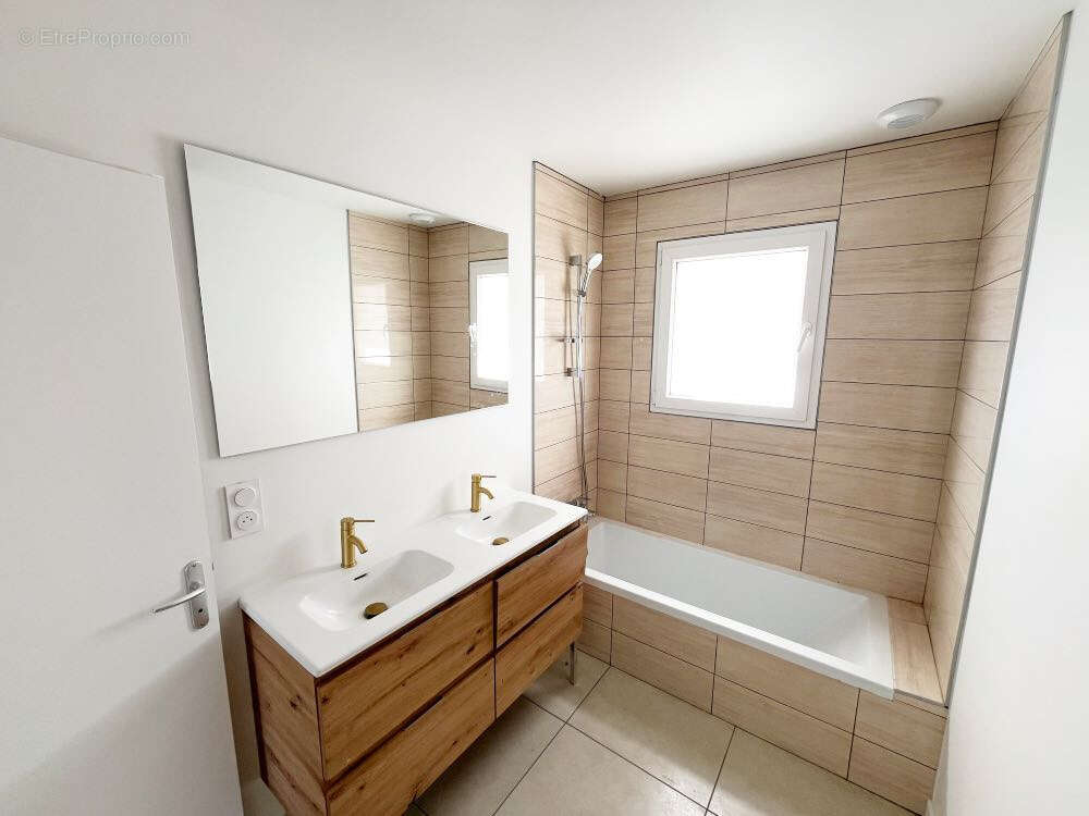 Maison à SAINT-BEAUZIRE