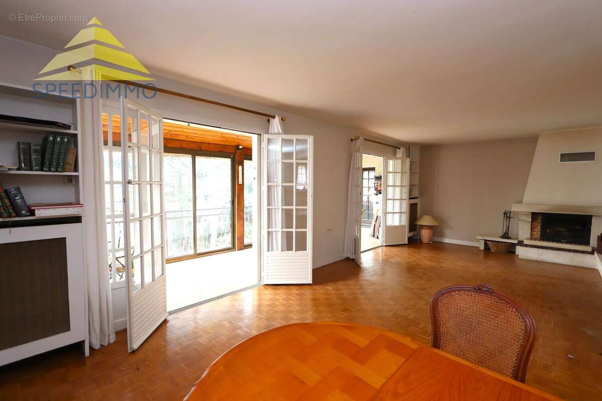 Maison à MANDRES-LES-ROSES