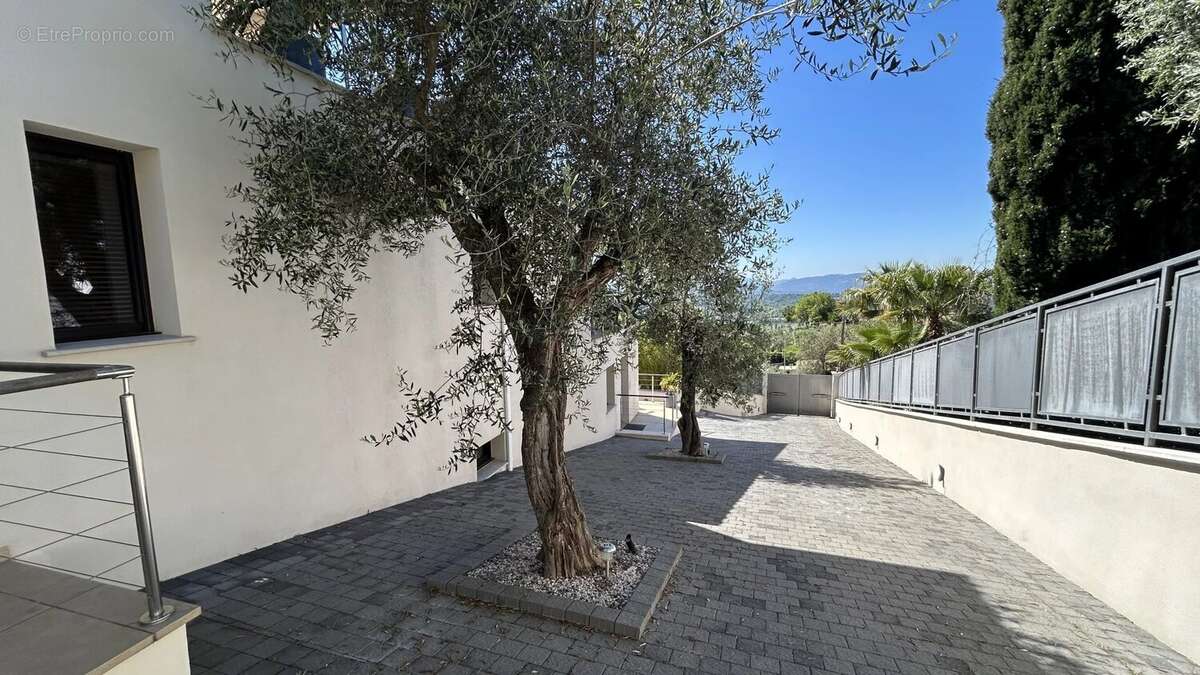 Maison à CHATEAUNEUF-GRASSE