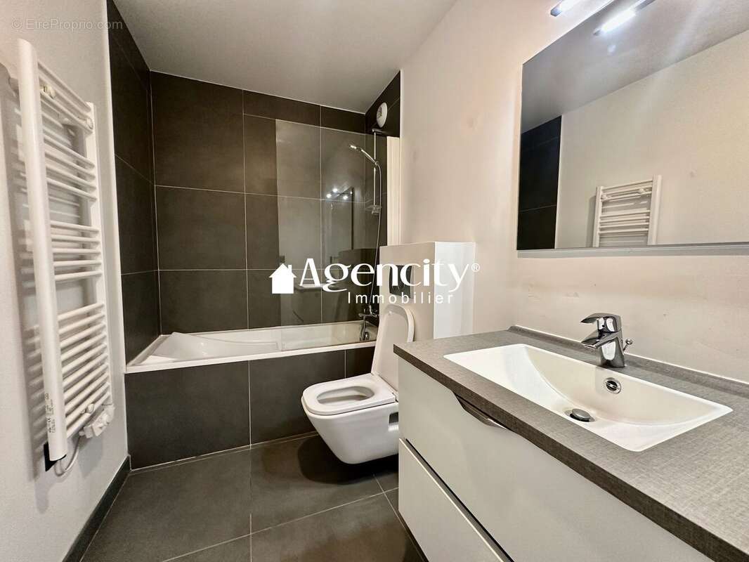 Salle d'eau avec w - Maison à LAGNY-SUR-MARNE