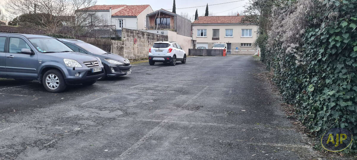 Parking à SAINTES