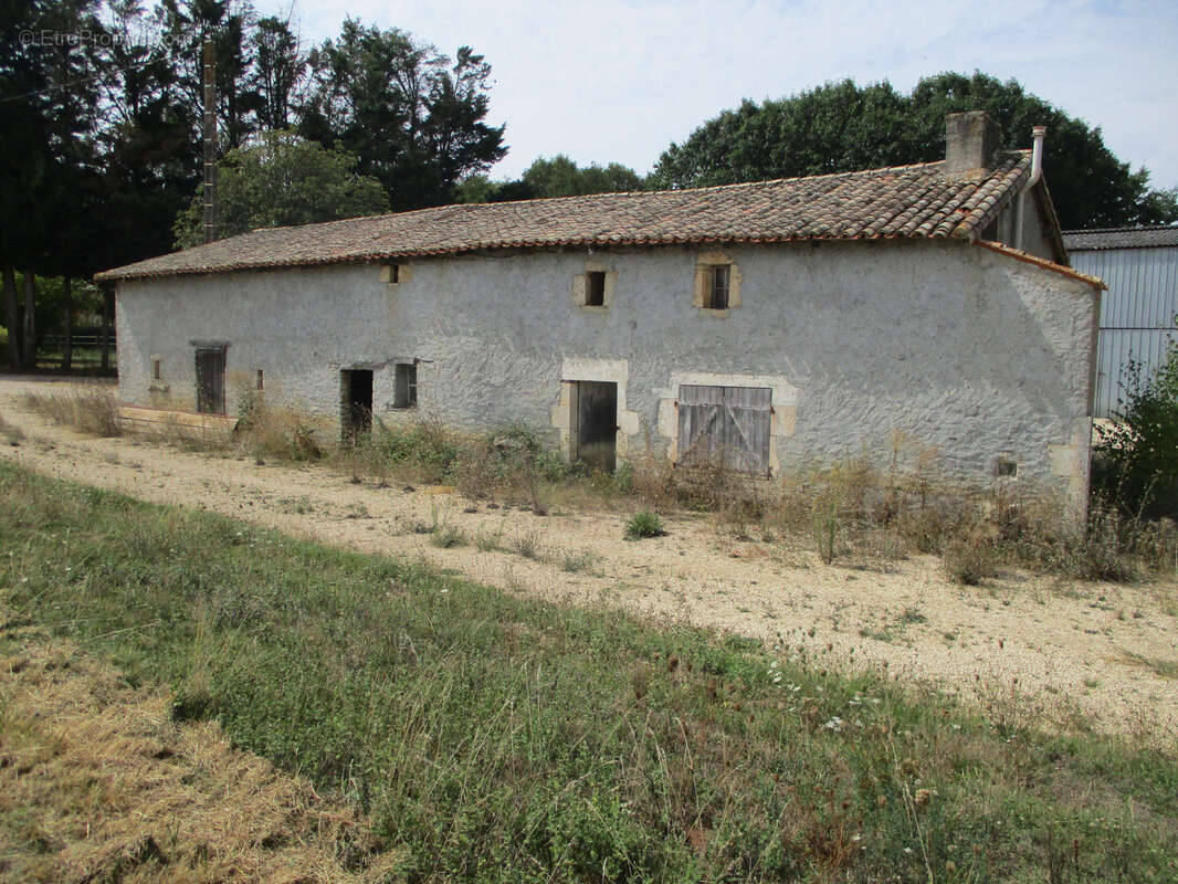 Parking à CEAUX-EN-COUHE