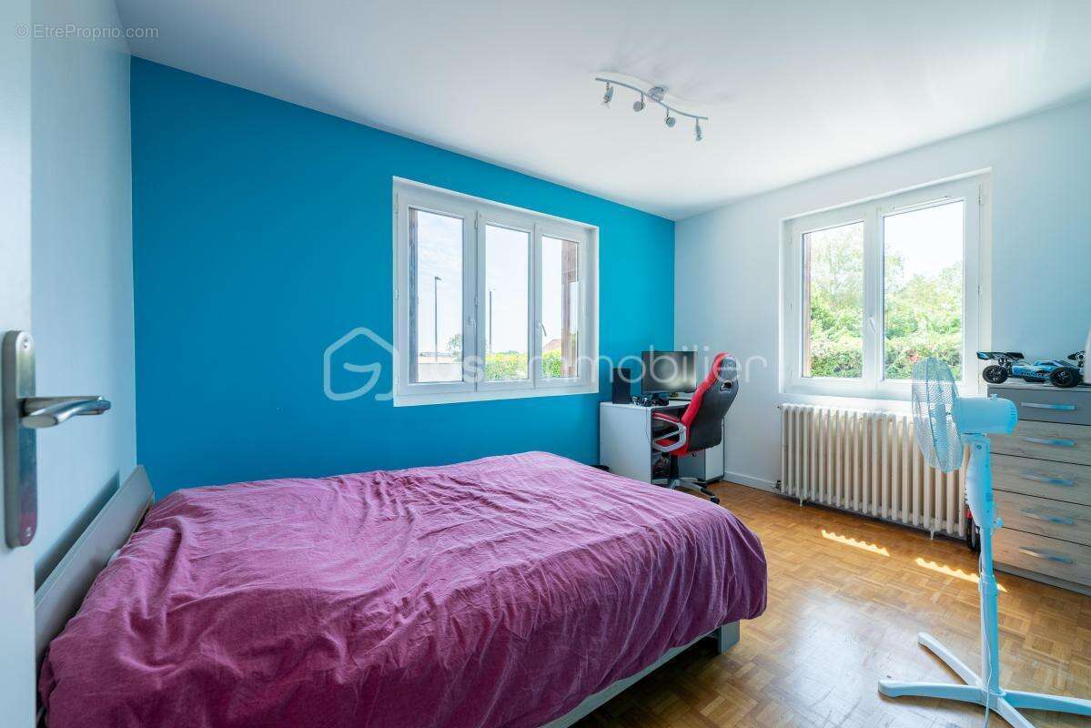 Maison des années 1970 entièrement rénovée composée de 4 chambres, avec sous-sol total et son vaste terrain clos ! - photo 6