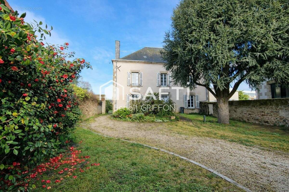 Photo 1 - Maison à LES LANDES-GENUSSON