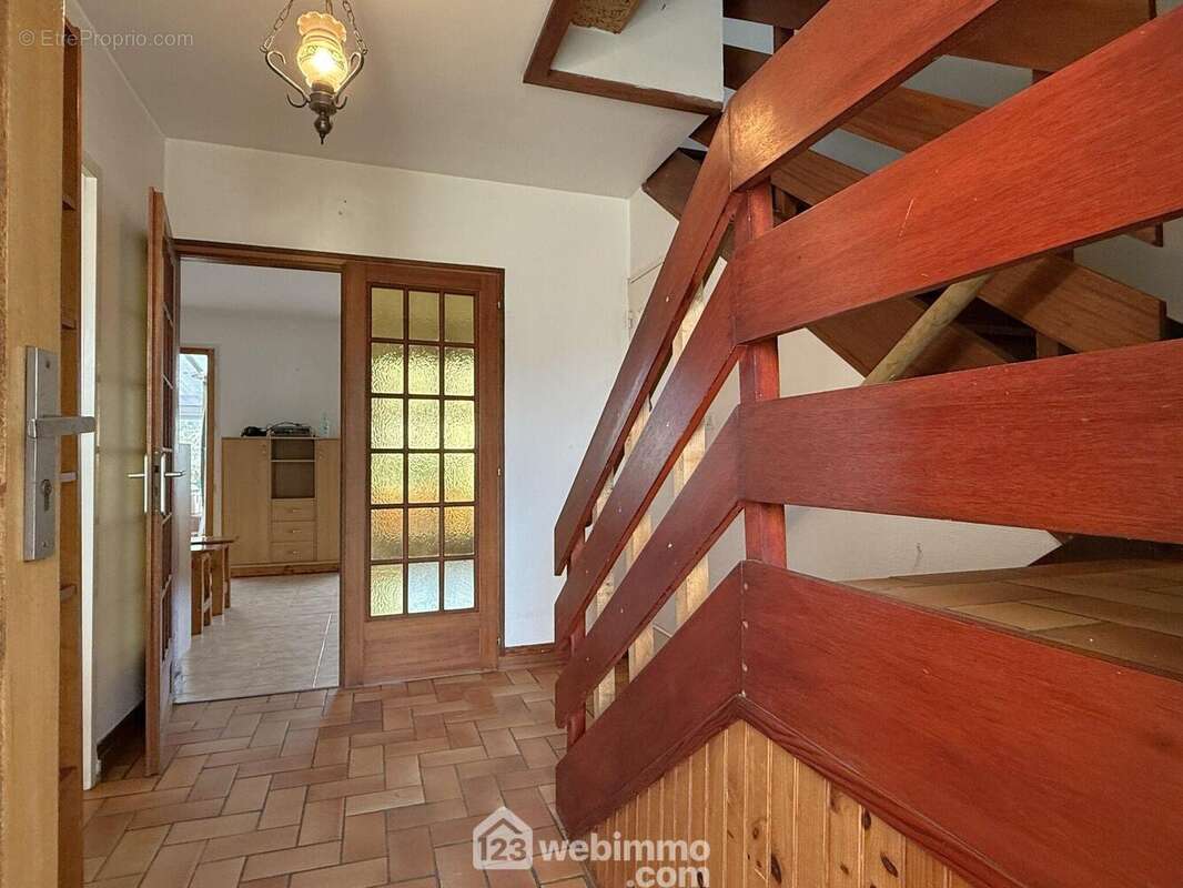 L'entrée, avec WC séparé, dessert d'un côté : - Maison à JAUNAY-CLAN