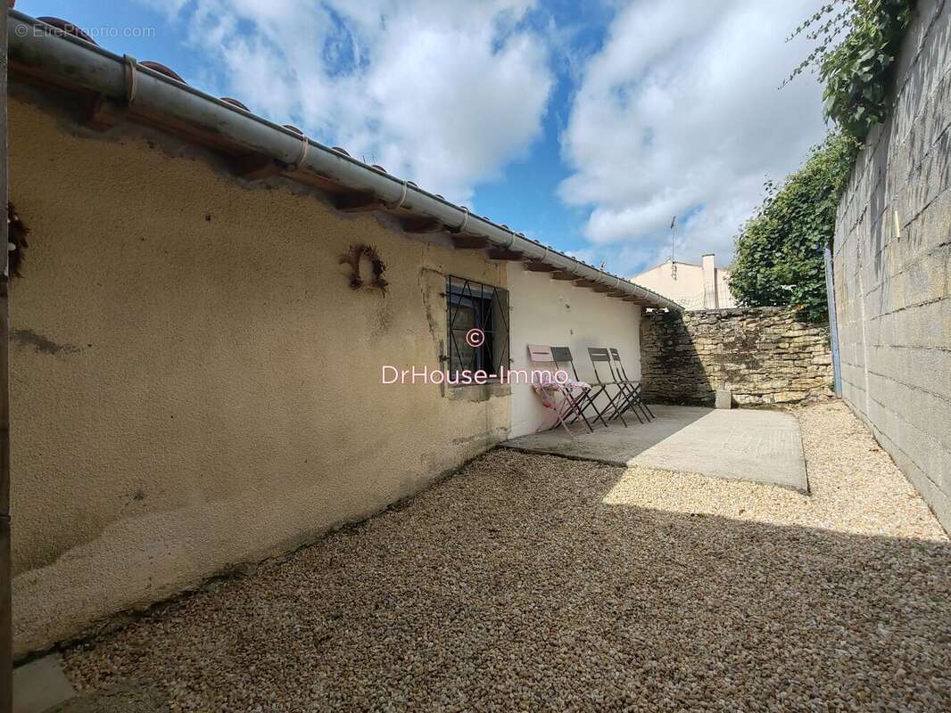 Maison à CHAMPAGNE-LES-MARAIS