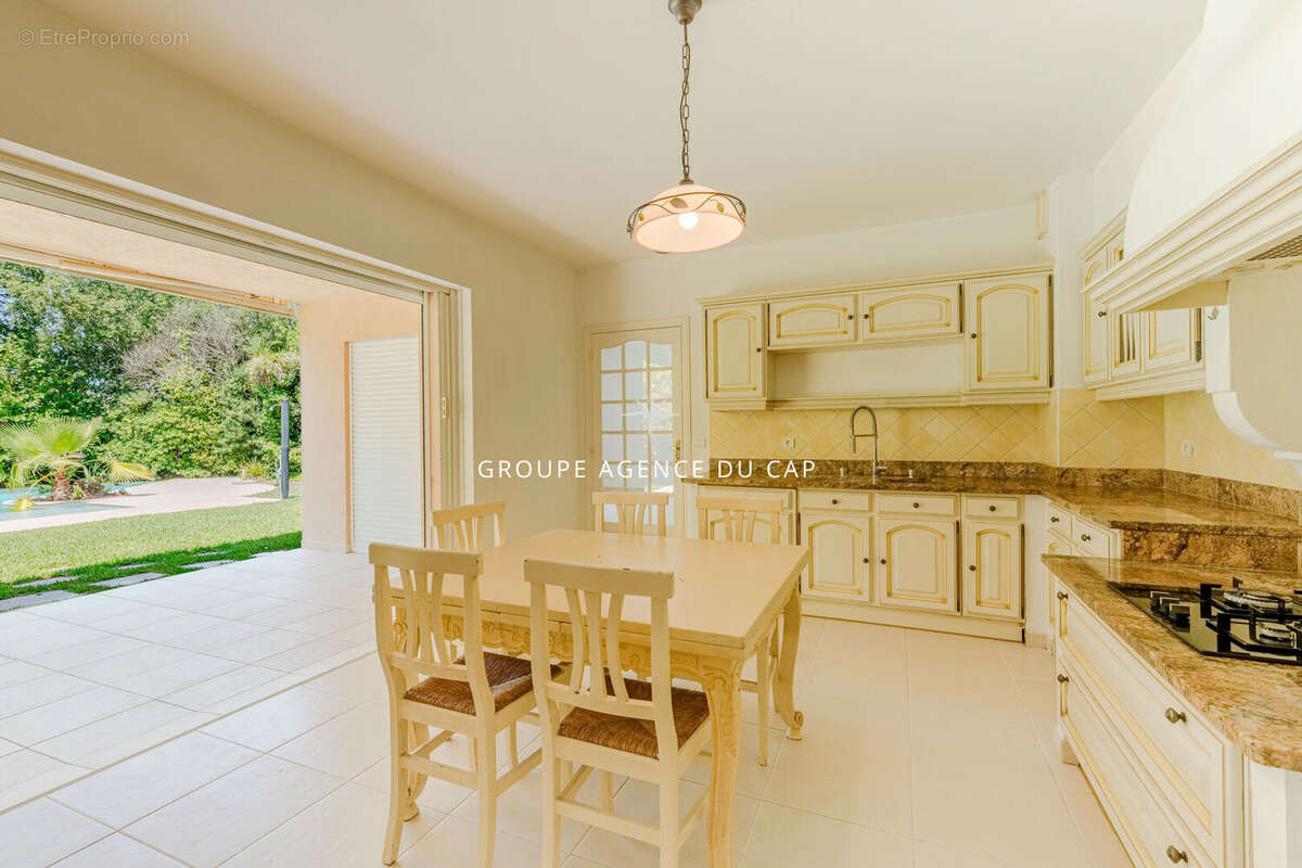 Superbe villa de plain-pied avec 5 chambres, piscine et double garage, proche golf et commerces - photo 6