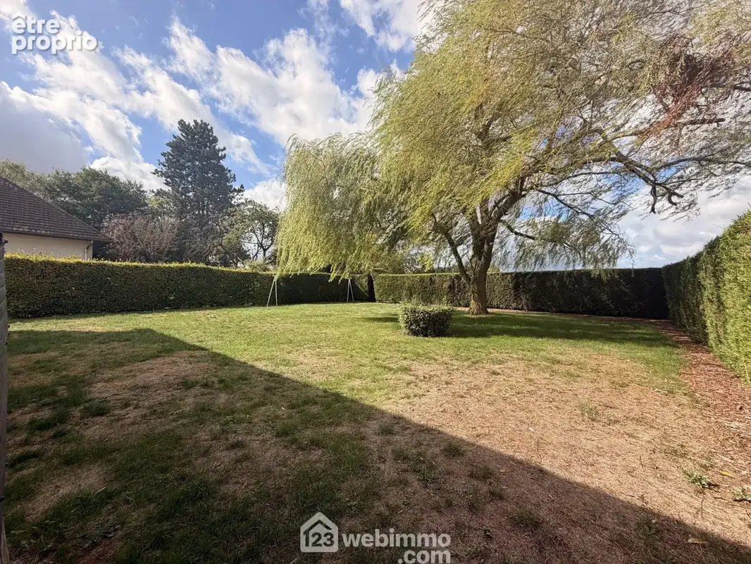 Erigé sur un terrain entièrement clos de 998 m²