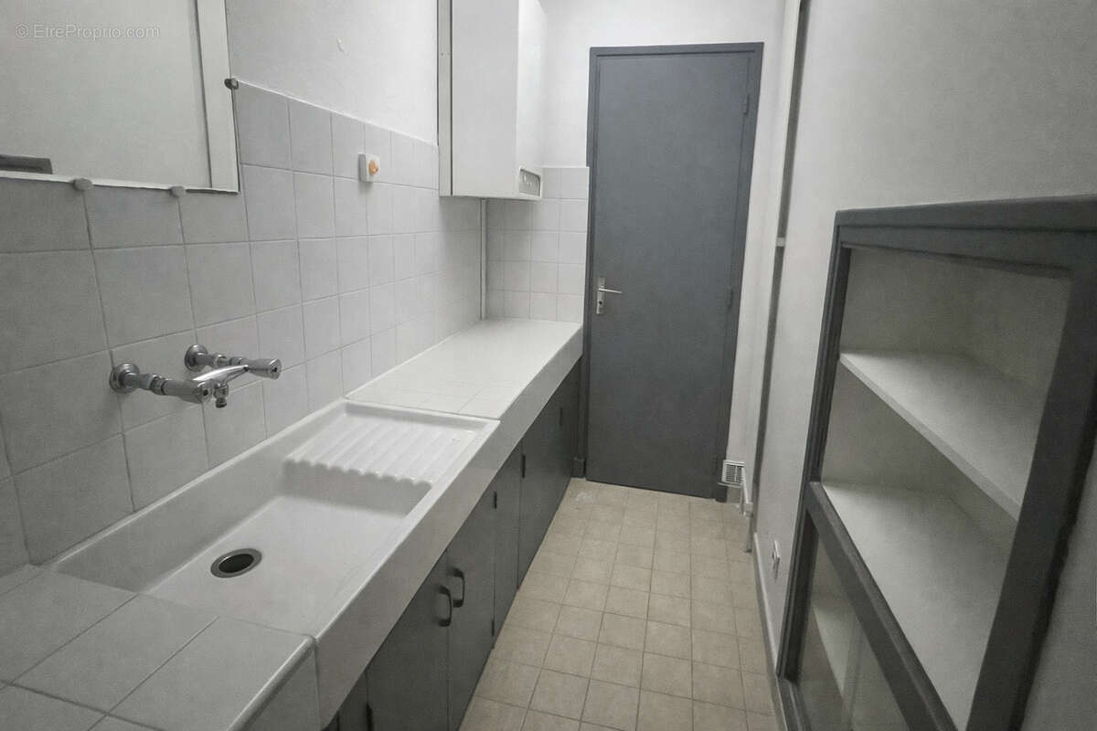Cabinet ou bureaux 103 m2, 3 entrées indépendantes, centre Privas - idéal profession libérale - avec cave - photo 7