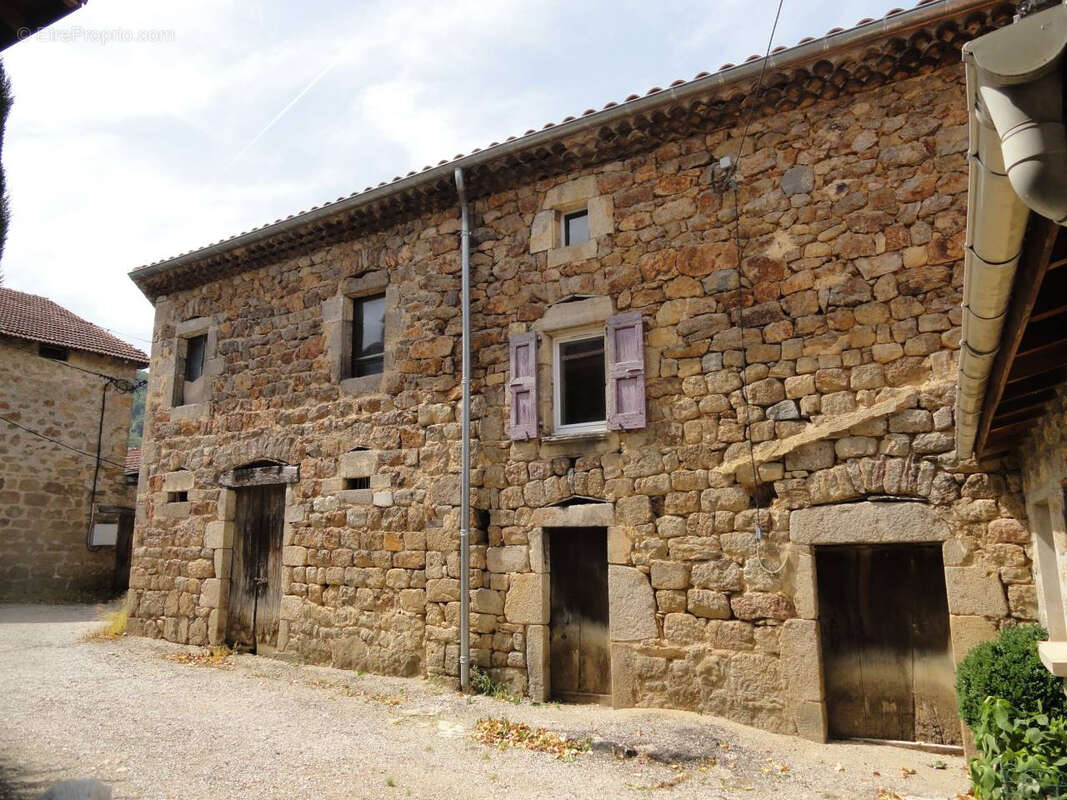 Maison en pierres dans hameau - photo 2