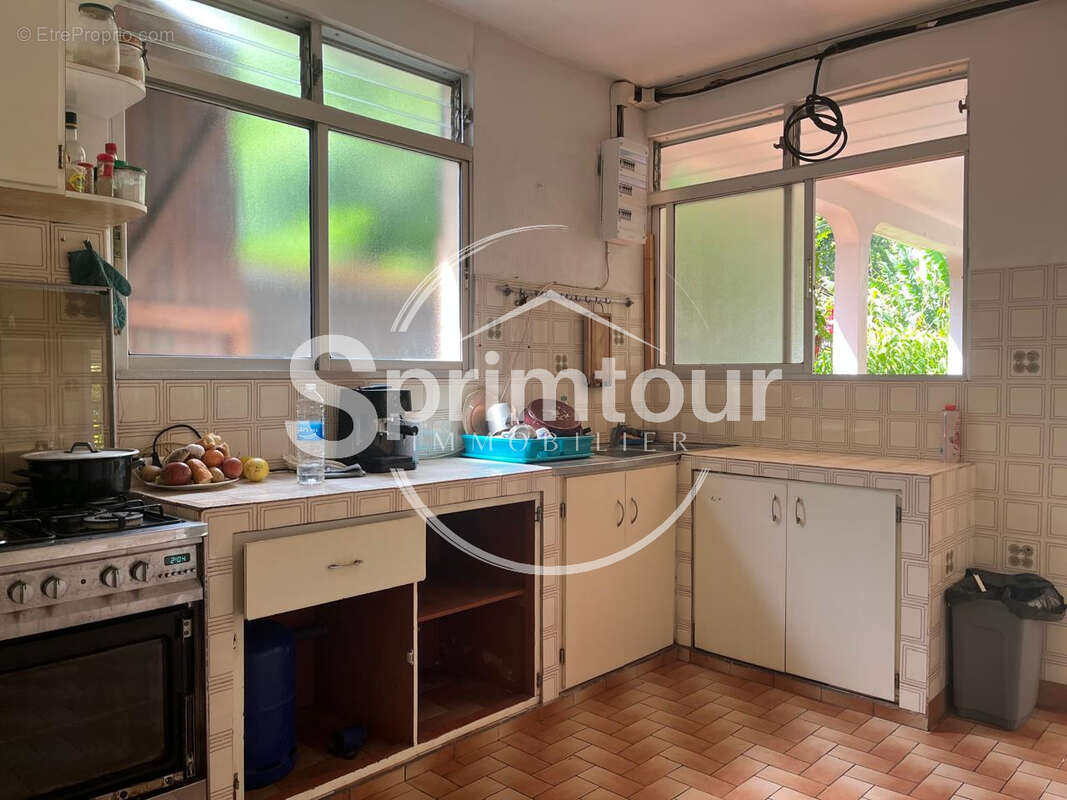 Maison familiale de 4 chambres avec T2 indépendant et garage sur un terrain clôturé - photo 3