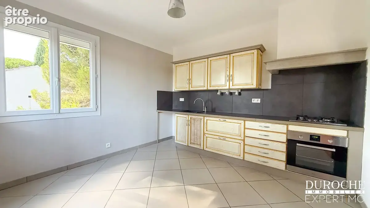TRESQUES, 20mn d'UZES, maison comprenant deux logements indépendants avec garage sur parcelle de 1444m2 - photo 3