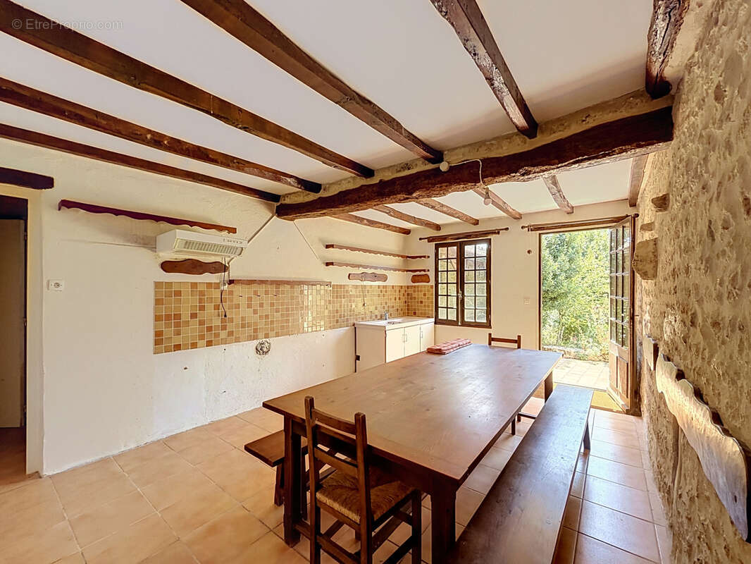 SECTEUR MANSLE : ensemble immobilier en pierres composé de 3 habitations et plusieurs dépendances sur jardin. - photo 8