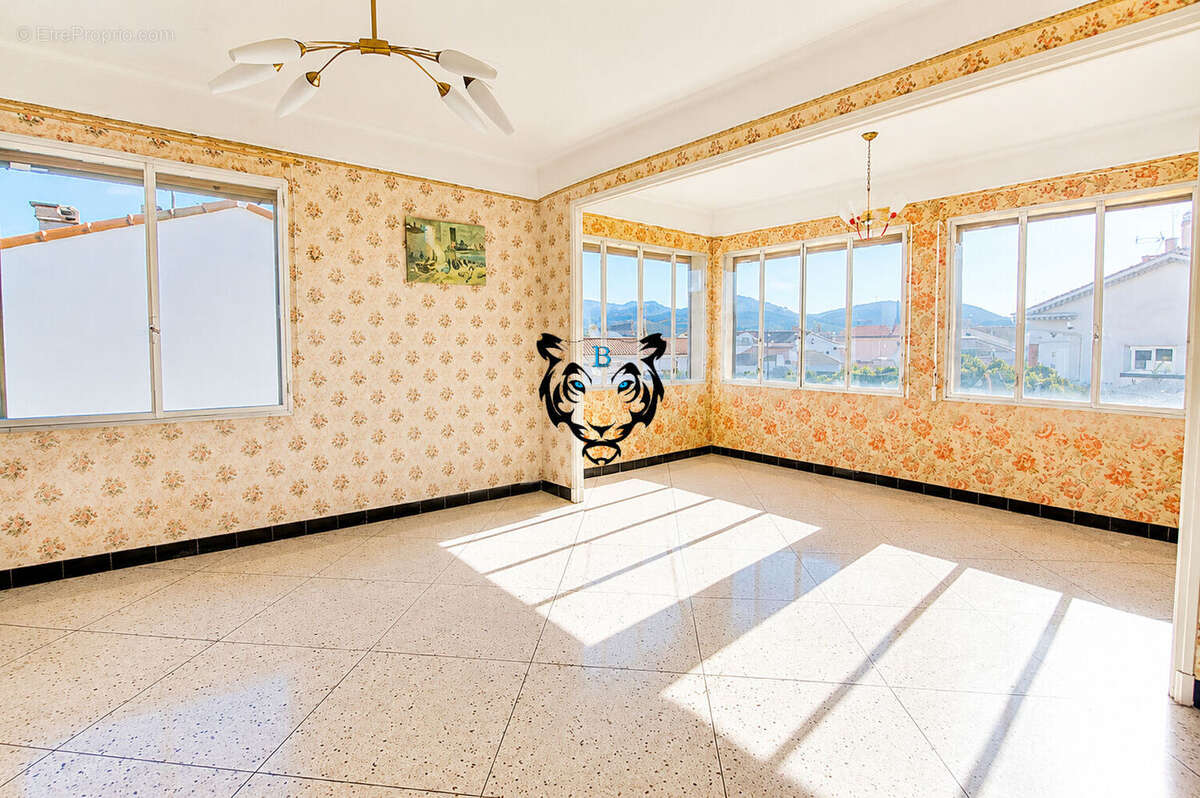 Maison à LE MUY