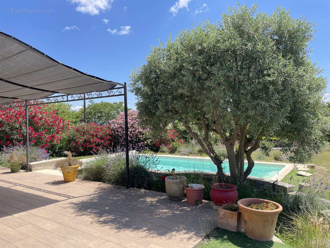 Dickjan POPPEMA d' eXp France vous propose cette magnifique villa avec 5 chambres, grande salon, piscine, grand jardin