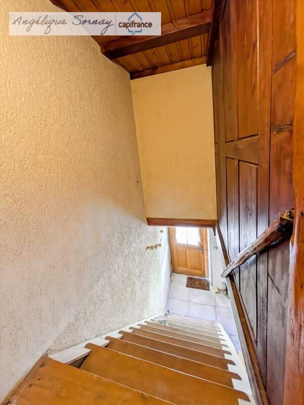Maison familiale rénovée partiellement avec grange et vastes espaces – Jura BONLIEU - photo 9