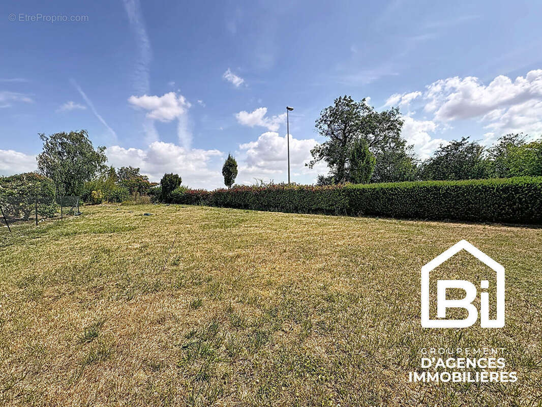 SAINT SYLVAIN - Terrain constructible de 650 m² possibilité de construire une ou deux maisons - photo 2