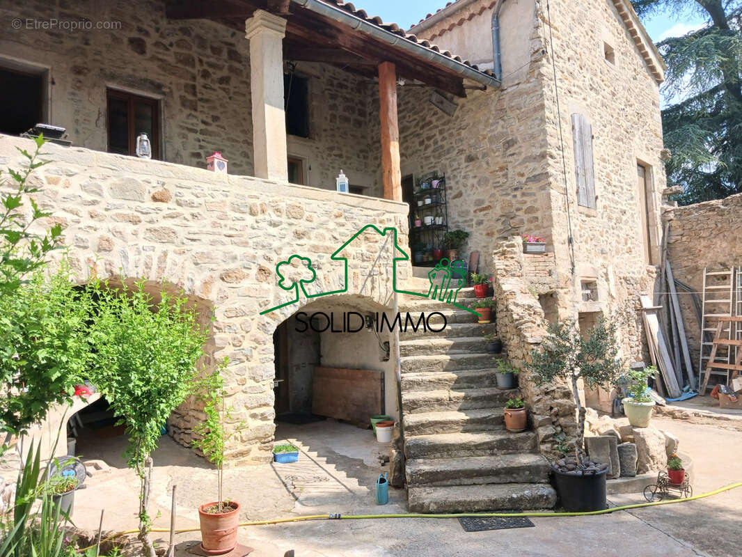 Maison à SAINT-ETIENNE-DE-FONTBELLON