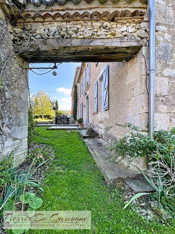 Maison à VIC-FEZENSAC