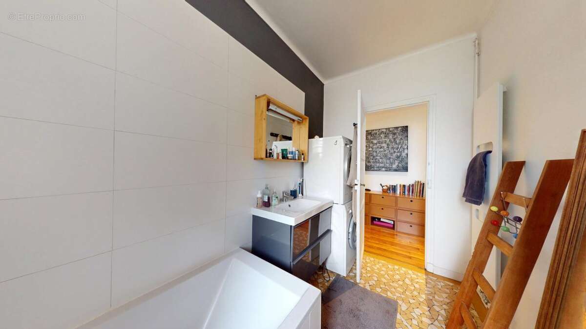 Appartement à COURBEVOIE