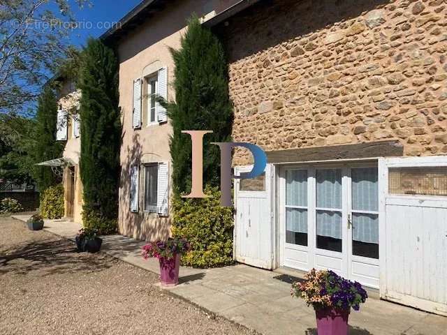 Maison à SAINT-CHRISTOPHE-EN-BRIONNAIS