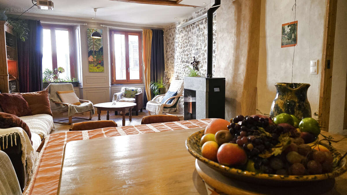 Grand t4 avec studio coin nuit et ses deux greniers a renover - photo 2