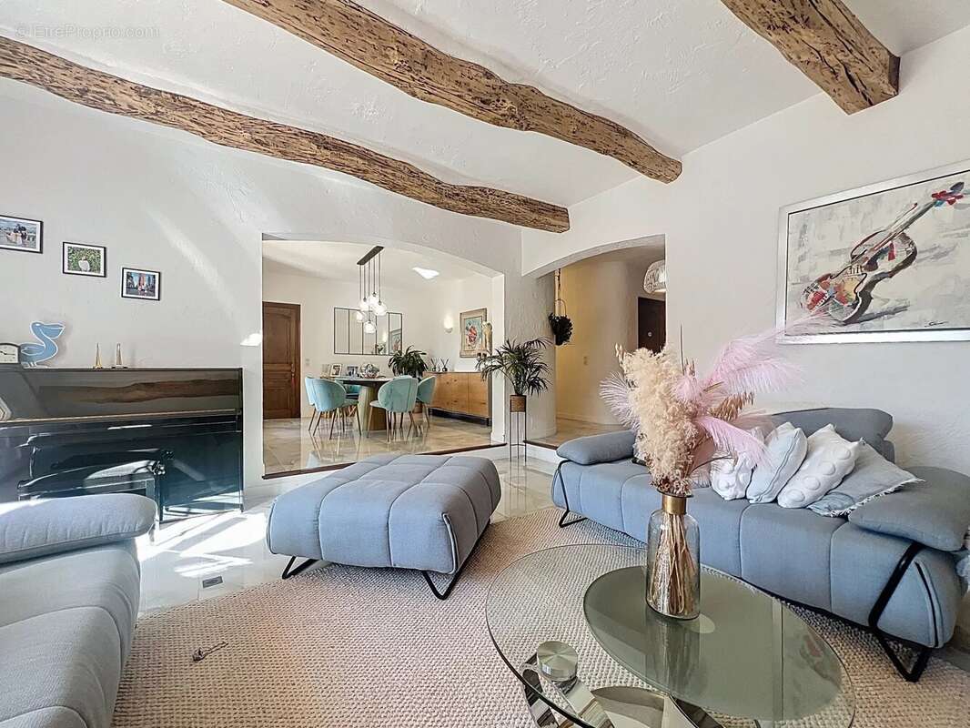 Maison à LA ROQUETTE-SUR-SIAGNE