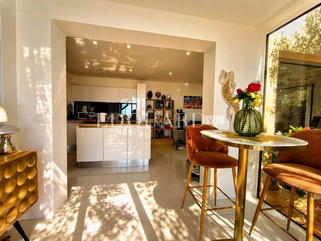 Roquebrune Cap Martin, trois pièces avec spectaculaire terrasse, petite piscine privée et superbe vue mer - photo 7