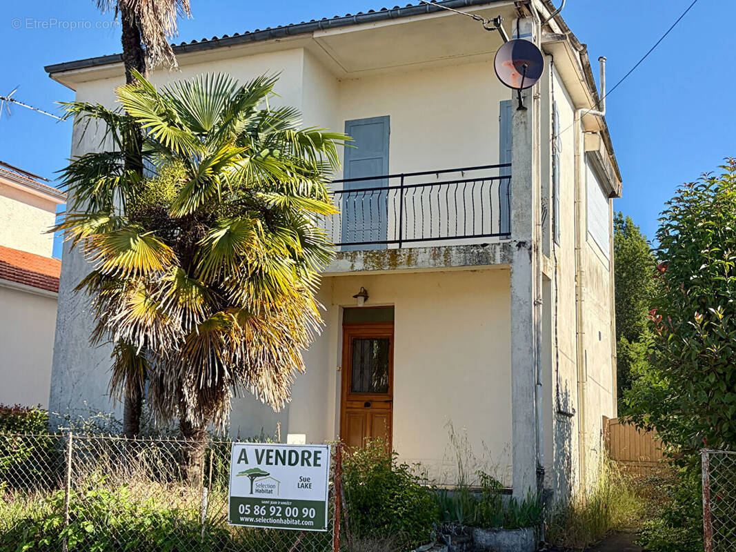Maison à SAINT-JEAN-D'ANGELY