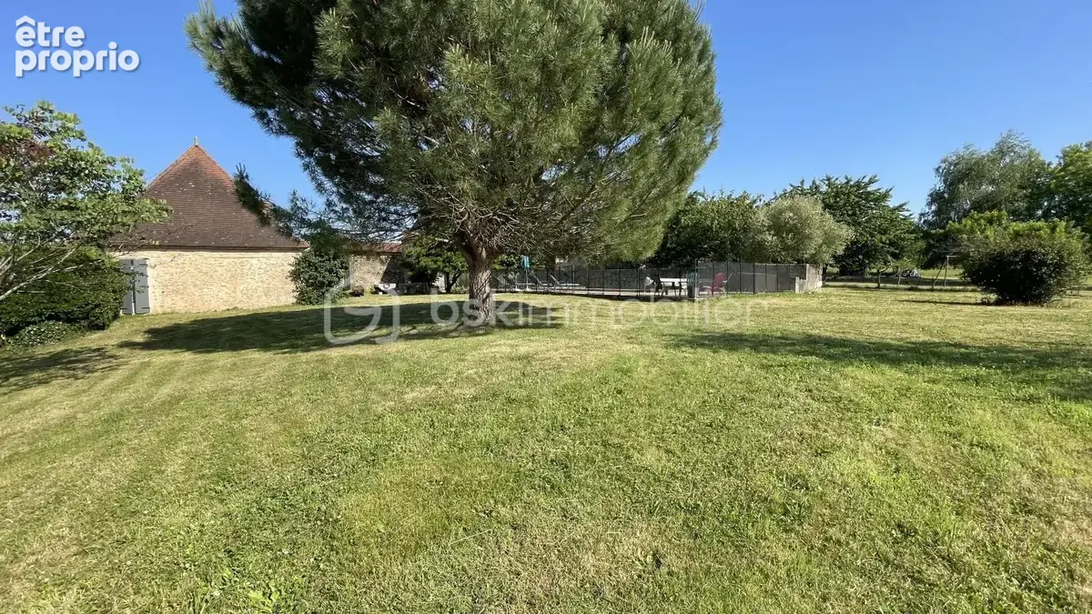 Sur 11457 m2 de terrain, ensemble de bâtiments en pierre composé d’une maison d’habitation, d’un gîte, d’un pool house, de deux  - photo 30
