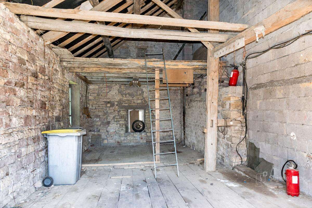 Maison à rénover avec beau potentiel sur terrain de plus de 8 ares - photo 9