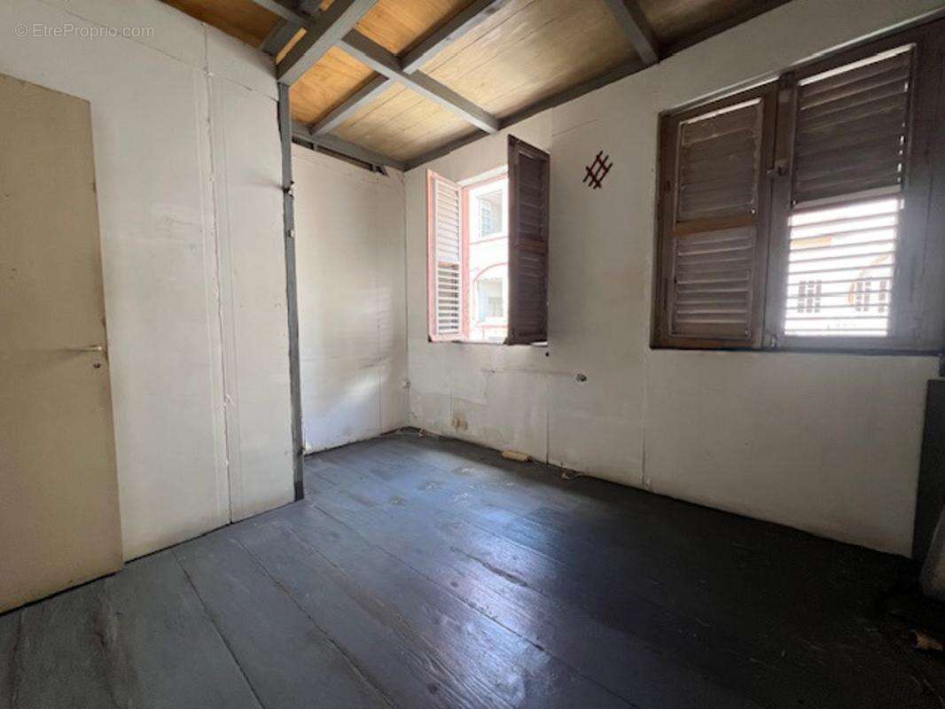Immeuble a vendre a fort de france : local + t2 - photo 5