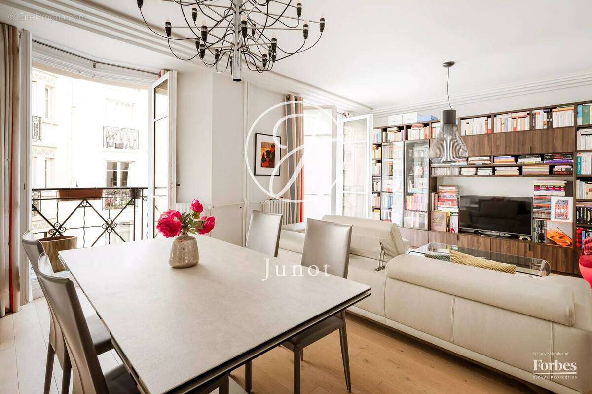 Appartement à PARIS-16E