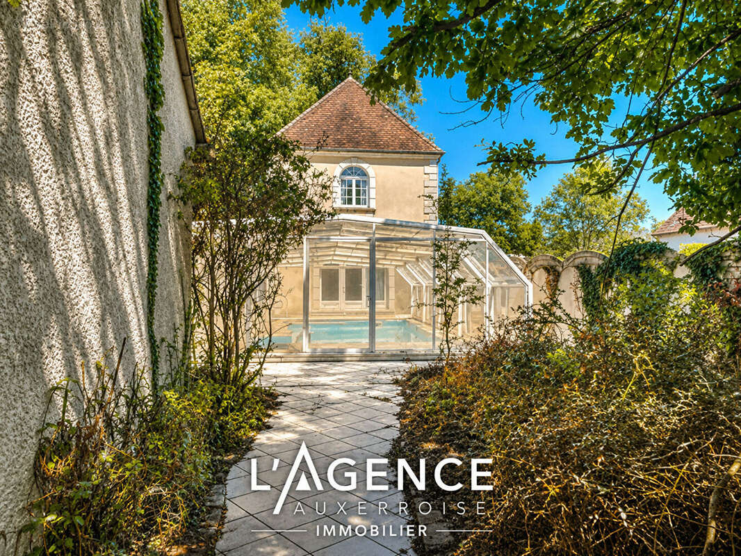 Une propriété de caractère avec maison d'amis, piscine couverte et parc arboré - photo 3