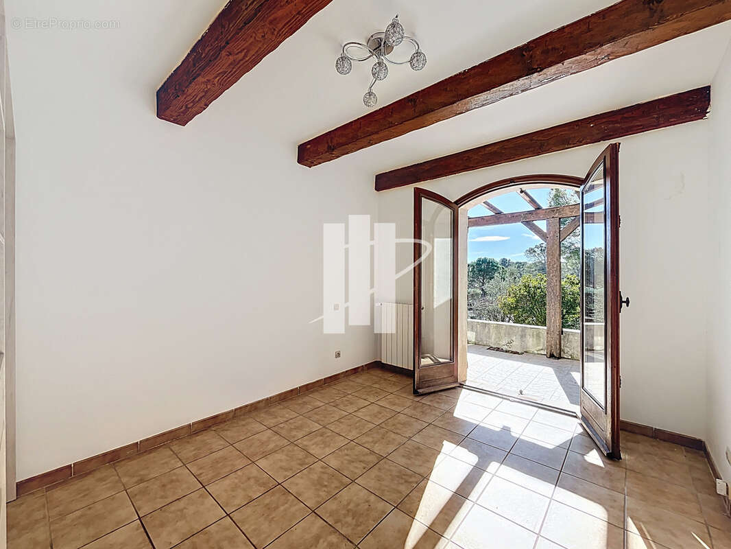 Villa provençale avec piscine, T2 indépendant et fort potentiel   Domaine sécurisé - photo 9
