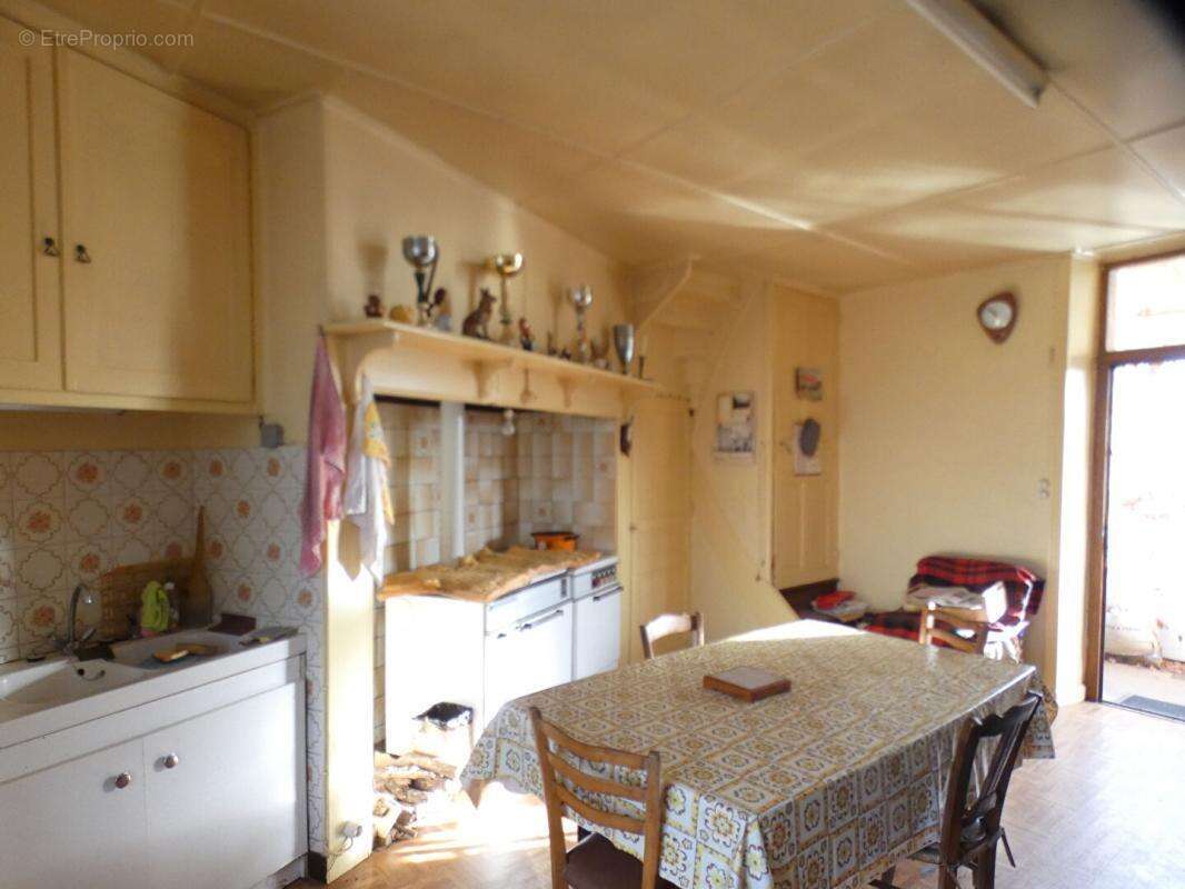 Villac maison en pierre avec 5 800 m² de terrain et  deux grand batiment (210 m² et 95 m²) - photo 4