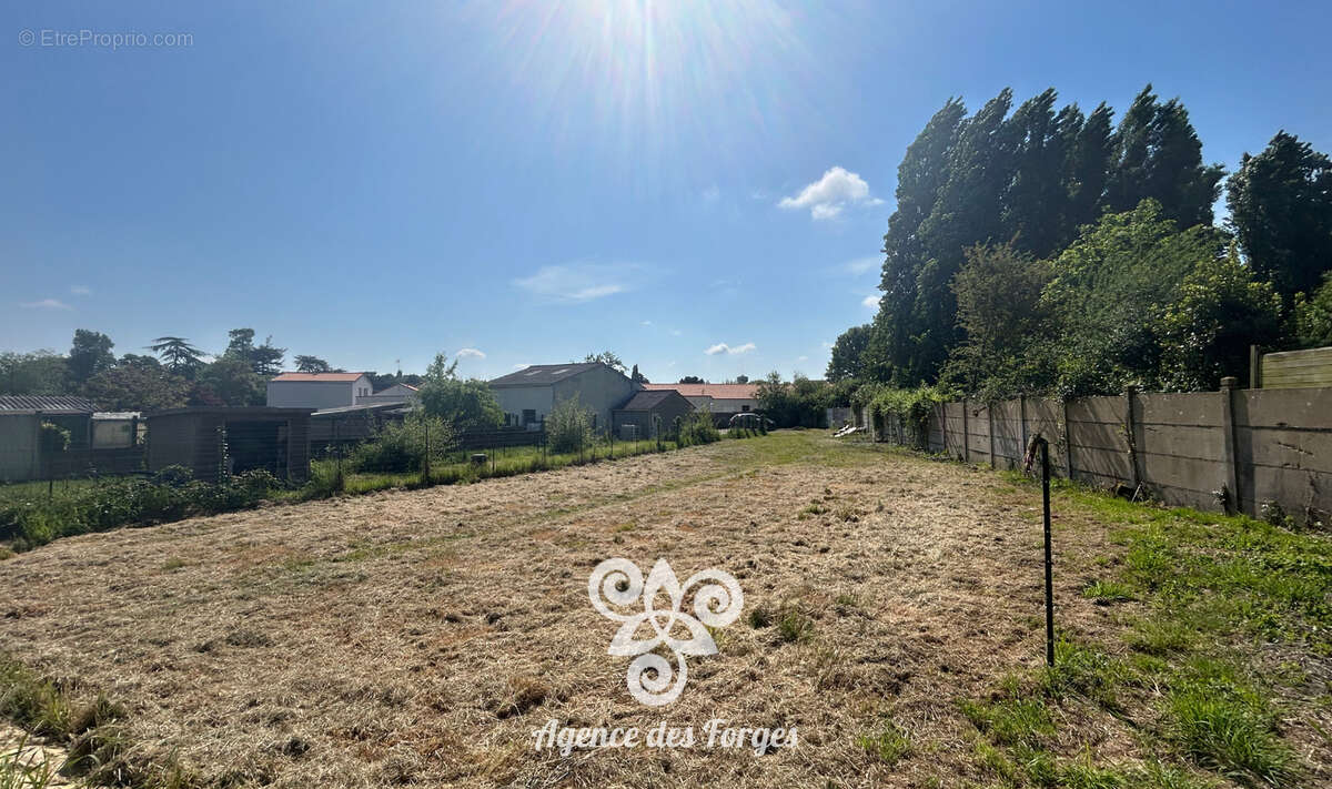 Terrain à SAINT-MACAIRE-EN-MAUGES