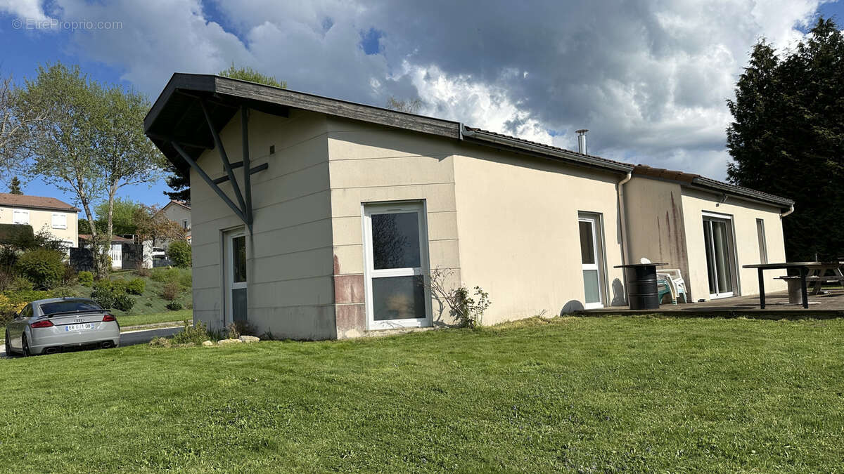 Commerce à SAINT-JUST-MALMONT