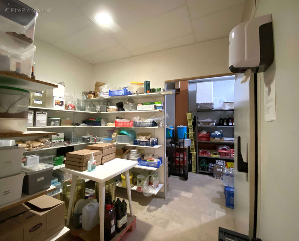 Commerce à SAINTE-CECILE-LES-VIGNES