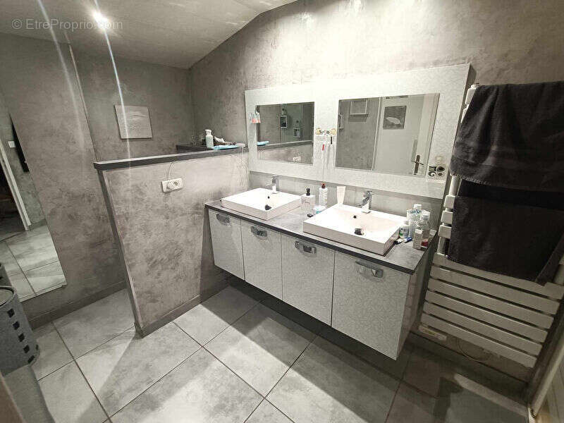 Maison à VIC-LE-COMTE