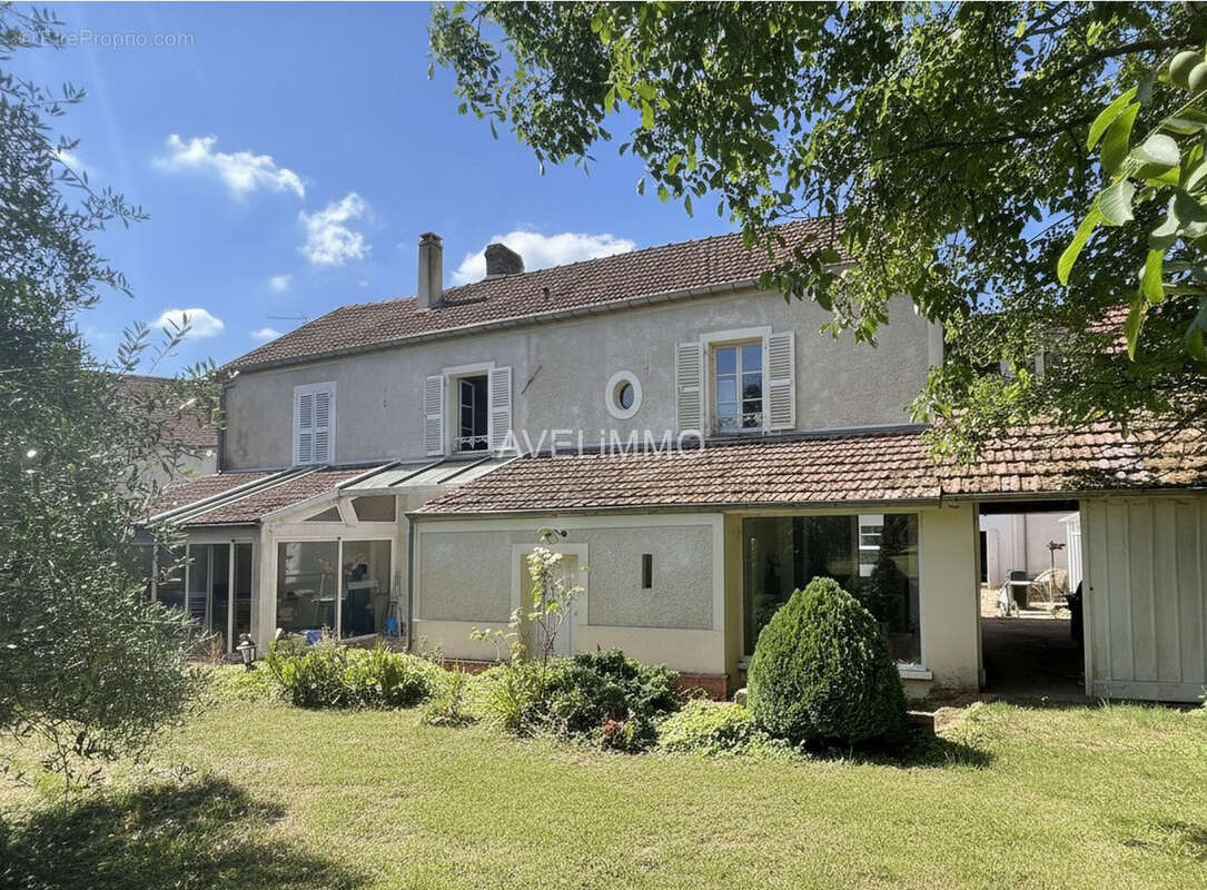Maison à LA QUEUE-LES-YVELINES