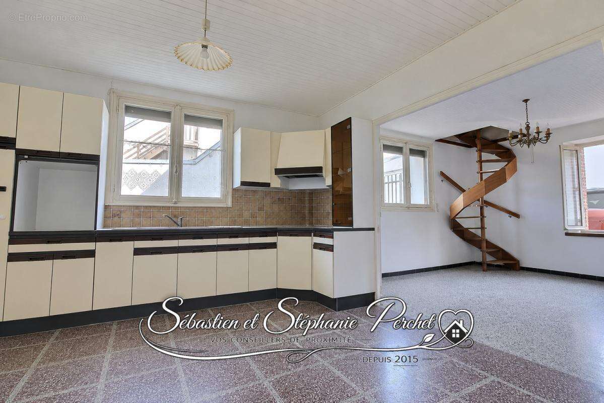 EXCLUSIVITÉ - Maison à rénover 3 chambres avec dépendances sur terrain d'environ 1042 m2 - photo 5