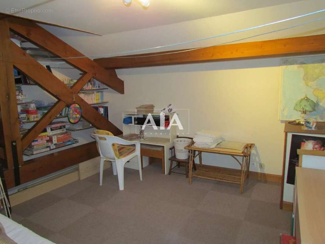 Maison à LES ADJOTS