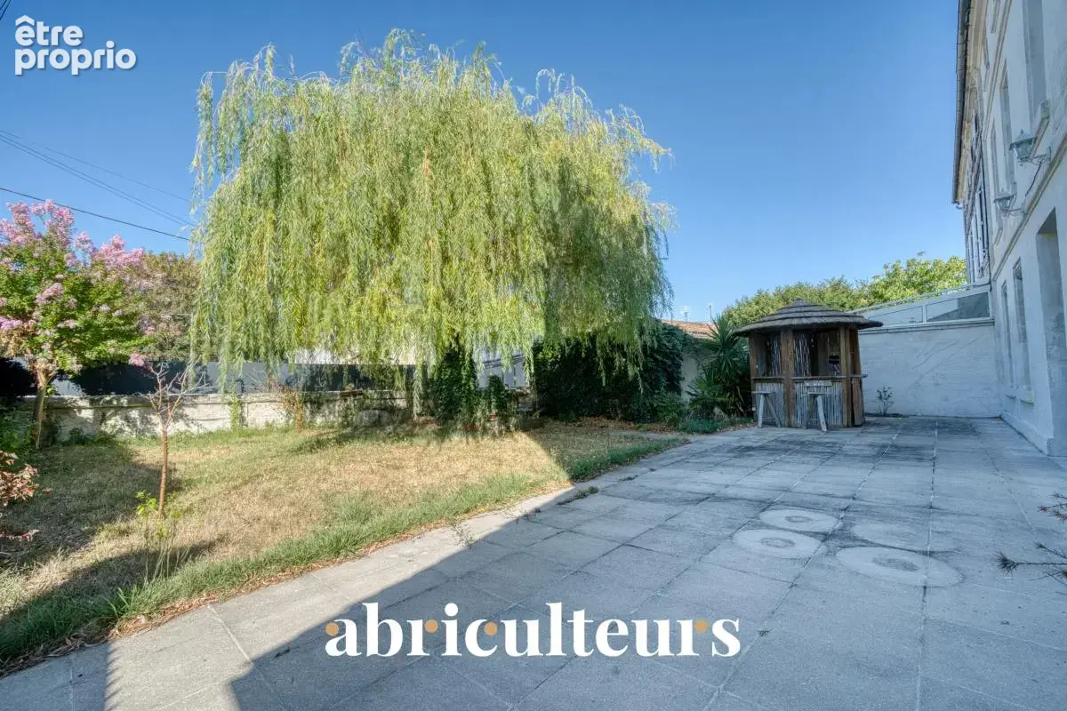 Maison de caractère - 242 m² - Saintes - photo 3