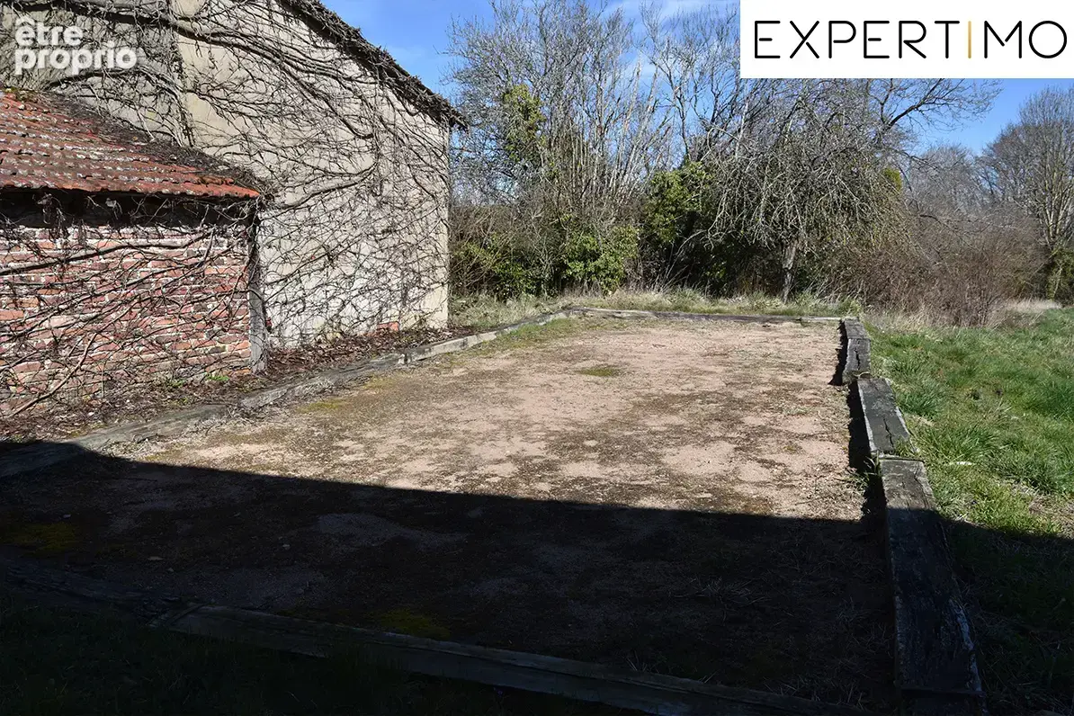 Menat, ensemble de 3 maisons, grange et terrain de tennis sur 7128m2 de terrain plat. - photo 7