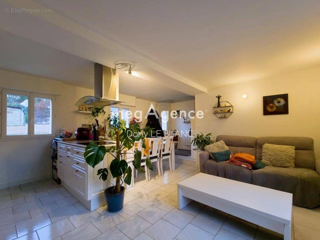 Appartement à JOUY