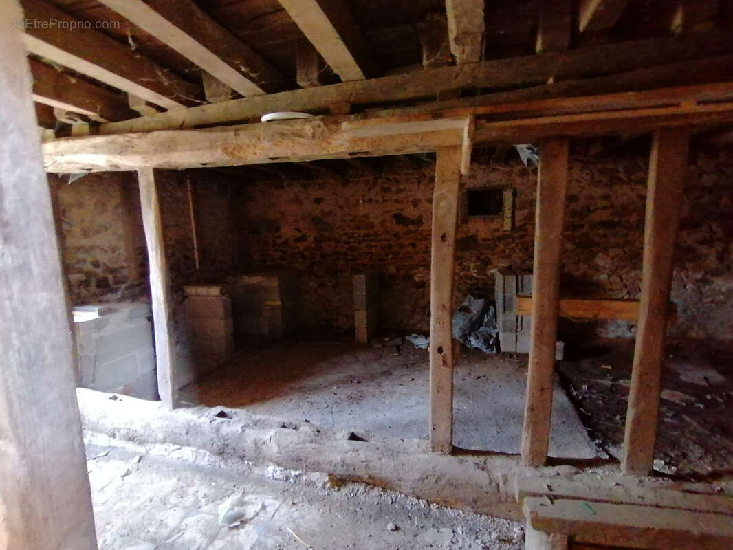 Maison à SAINT-DENIS-DE-JOUHET