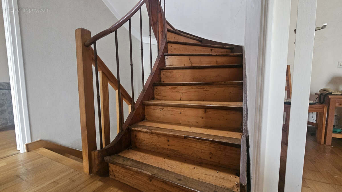 Maison familiale avec terrain constructible et divisible - photo 10