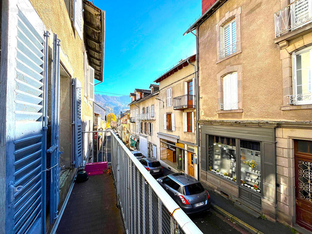 Maison à VIC-SUR-CERE