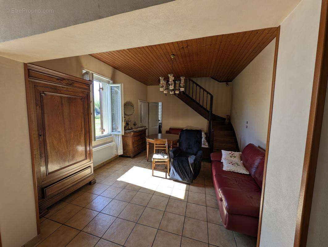 ARTIGUES Maison à rénover 70 m² parcelle 238m²  159 000€ - photo 3